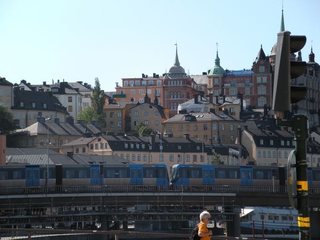 この写真、電車写したんでしょうが、後から見ると、<br />何層にも電車、建物、建物が重なっています。<br /><br />