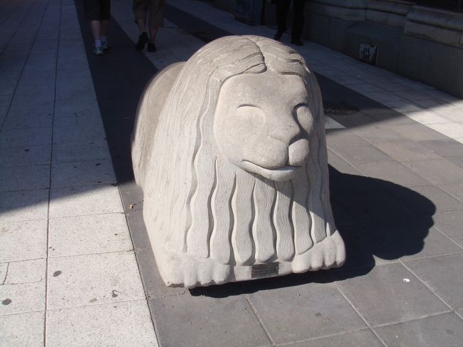 ガムラスタンから橋を渡って戻ってきました。<br /><br />商店街の道が交差する所には道の両側にこんな像が<br />いくつも置いてあります。<br /><br />ライオン？目がかわいい！