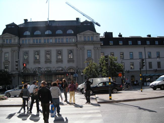 駅まで戻ってきました。<br /><br />ホテルに預けた荷物を受け取りに行きました。<br />またフロントに日本人女性の方がいらしたので、<br />空港からスーツケース届いているかか聞きましたが、<br />まだでした。<br />もし連絡があったら、ヘルシンキに届けてもらうよう<br />にお願いして、<br />タクシーでシリヤラインのターミナルに向かいました。<br /><br />タクシー代は320SECでした。。