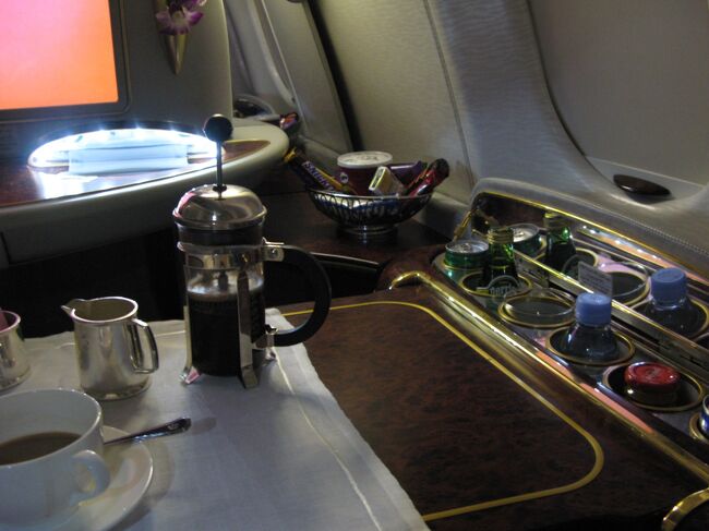 こっちは、<br />Ａ345の旧スイートタイプのキャビン。<br /><br />ミニバーのみで狭い。<br /><br />ドバイ-関空　今年の3月まで運航<br /><br />