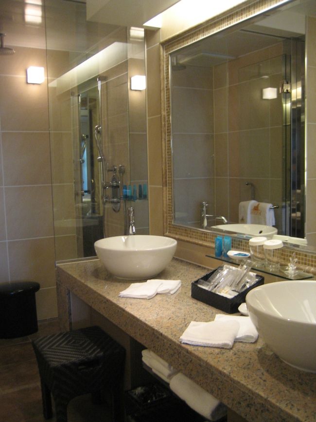 バスルーム<br /><br />奥にはシャワーブース