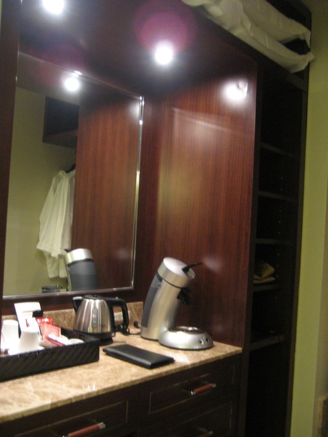 ミニバー、冷蔵庫、そしてウォークインクローゼット<br /><br />バスローブと、ビーチパーカーが用意されています。