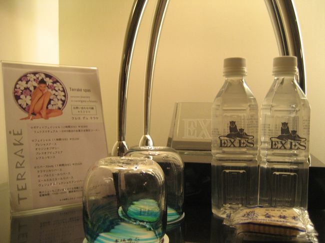 ターンダウン・サービスの後には、<br />ミネラルウォーターとちんすこう。<br /><br />そしてベッドの上には、ナイトウェアの用意。