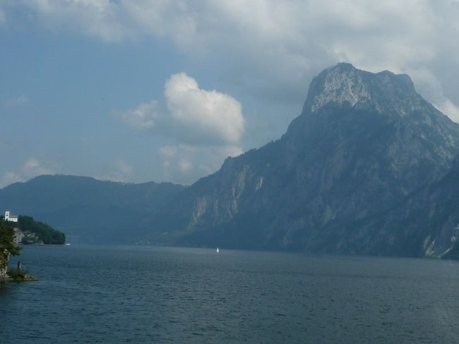 ザルツカンマーグート地方到着！！<br /><br />いきなり素晴らしい大自然！！！<br /><br />ここは通過したモント湖。<br /><br />山が高い！湖きれい！お花満開！<br /><br /><br /><br />