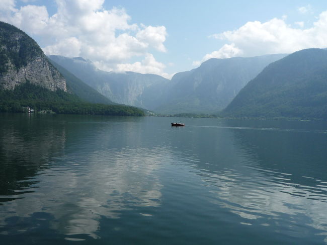 なんちゅー快晴。<br /><br />そして、湖の透明度。<br /><br />水面に反射するザルツの山々。<br /><br />わーわーわー！！！！<br />人生の中でこんな大自然を味わったことはなかった！！！<br /><br />最初から感動！！