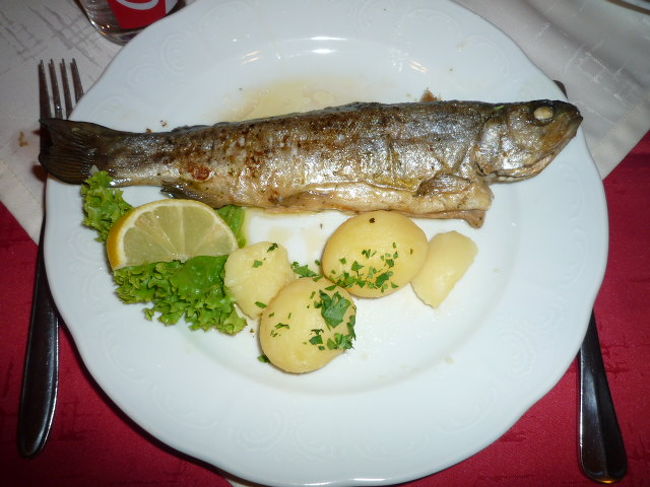 マスのソテー！！<br /><br />骨いっぱいで食べるのが大変だったけど、貴重な魚料理をザルツの塩でいただきました！！<br /><br />旨かった＾＾<br />