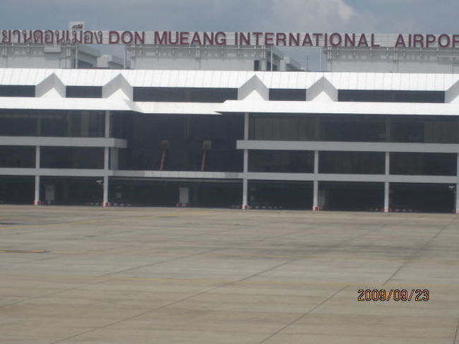 ２００６年９月に国際空港が新たにスワーナブームに開業する以前のバンコクの玄関口、ドンムアン空港。<br />空港ビルにท่าอากาศยาน　ดอนเมีอง（ターアーカートサヤーン・ドンムアン）と出ている。
