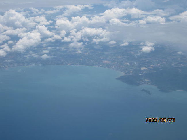 暫らくするとタイ湾（อ่าวไทย・アーオタイ）を越えた辺りにホアヒンの浜辺（หาดทราย　หัวหิน・ハートサーイ・ホアヒン）が見えてくる。