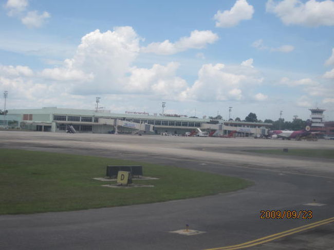 離陸後１時間１５分、機はハジャイ空港に到着した。