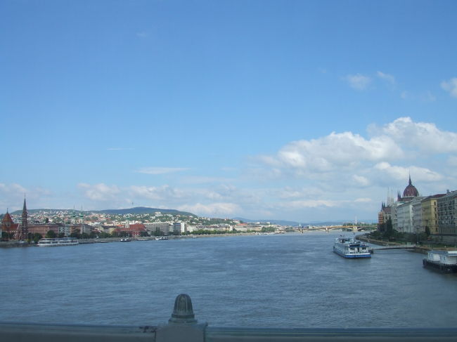 ブダ（西側）からとペスト（東側）の両側からブダペストの町を見ました。<br /><br />ドナウ川に佇むその町が「東欧の真珠」と称えられていることに納得。<br />