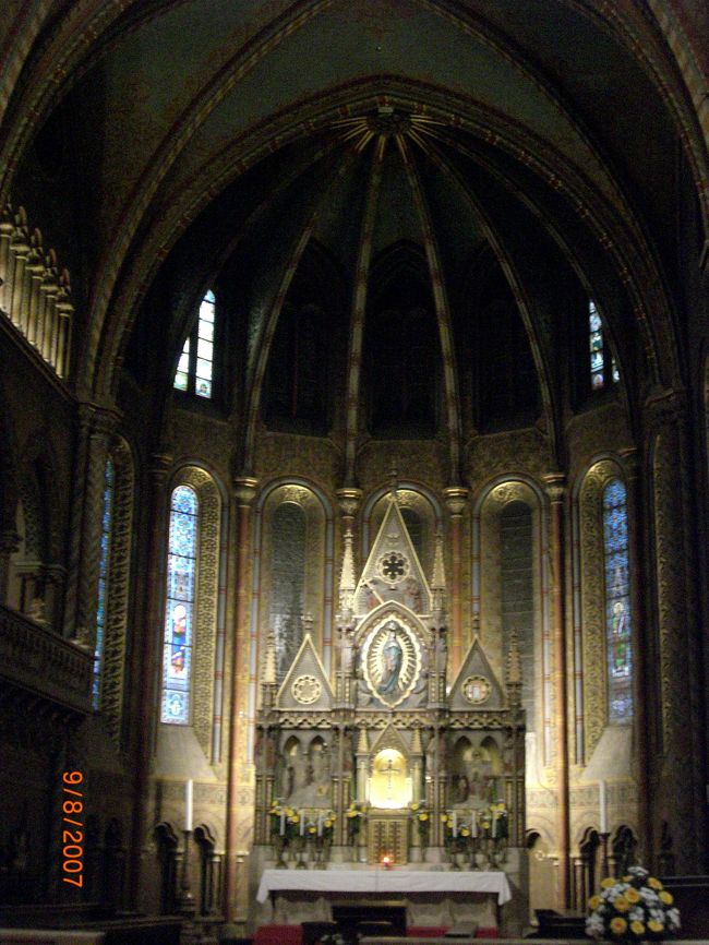 ハンガリーに来て思いましたが、ヨーロッパにいながらなんだかアジアっぽい雰囲気も感じるんです。<br />この中欧旅行でずっと魅了されてきた石畳もブダペストにはありません。<br /><br />ハンガリーにきて、言葉も人種もヨーロッパらしさが薄れてきているなーと感じました。<br />そういえば、ハンガリー語は、ウラル語に属しますもんね。<br /><br />それでもブダペストはとても魅力的な町。<br /><br />なんてったって、オーストリア＝ハンガリー帝国の皇妃である絶世の美女・エリーザベトが愛した町です！！<br />