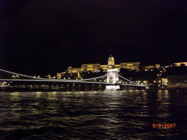 ドナウ川ナイトクルーズ<br /><br />ライトアップされた、くさり橋と王宮