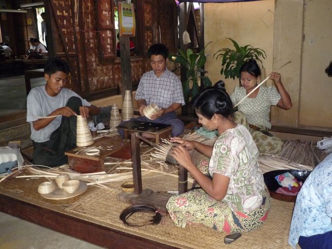 漆器のベースになる竹材と補強するための馬の尻尾の毛。<br /><br />（バガン漆器つくりの工場にて）