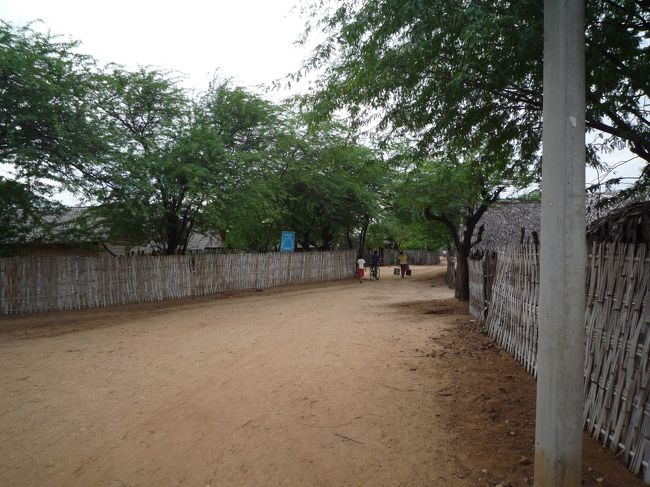 質素な家でも村は整然として清潔。<br />ちゃんと電気も着ている。<br />（バガン郊外）