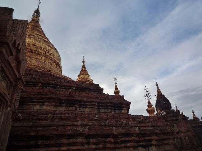 ティーローミィンロー寺院<br />まだ雨季だというのに空は紺に気持ちがいい。<br />（ニャウンウー周辺）