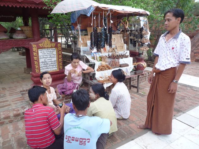 ティーローミィンロー寺院<br />門前の人たち<br />（ニャウンウー周辺）