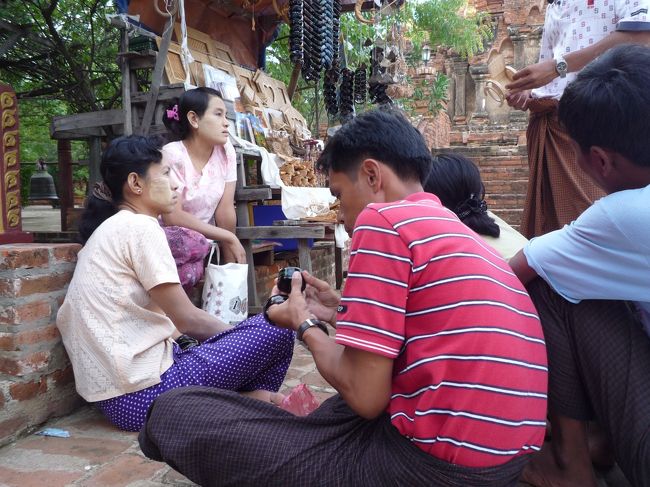 ティーローミィンロー寺院<br />門前の人たち<br />（ニャウンウー周辺）