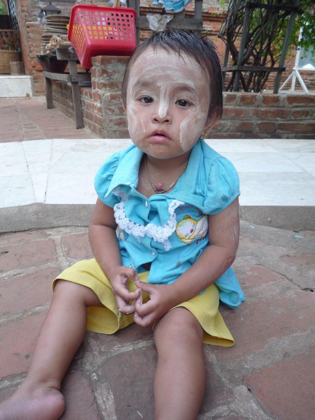 ティーローミィンロー寺院<br />門前の人たち<br />（ニャウンウー周辺）