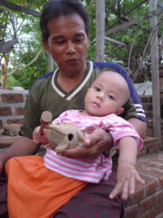 ティーローミィンロー寺院<br />門前の人たち<br />（ニャウンウー周辺）