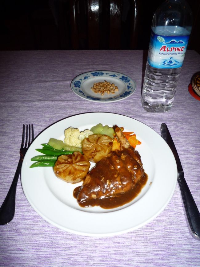 ホテルでバガン最後の夕食。<br />鶏肉。<br />とてもおいしかった