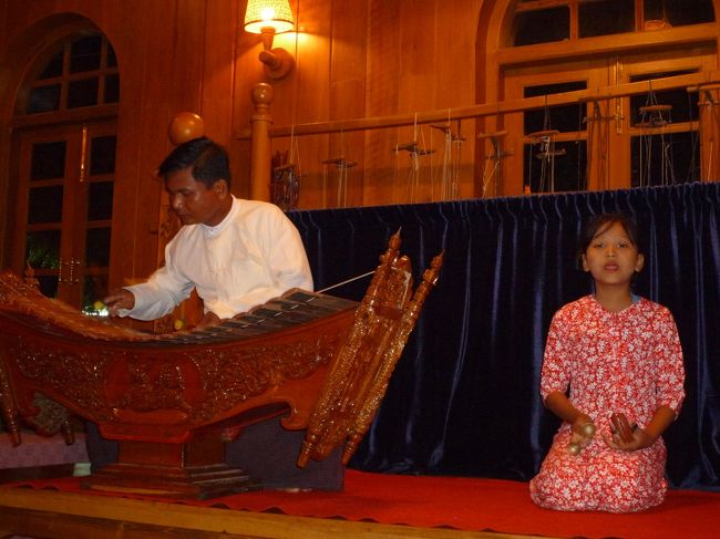 ホテルのレストランでで歌を歌う少女と演奏をする父親（？）