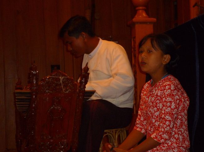 ホテルのレストランでで歌を歌う少女と演奏をする父親（？）