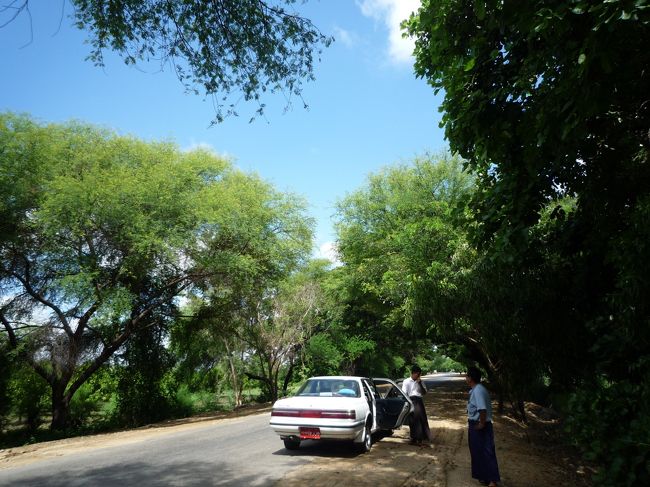 タイヤがバーストです。<br />路面が暑く、その摩擦とで、ゴムが溶けてしまいました。中国製のタイヤだそうです。ここは中国もインドも道でつながっているんです。