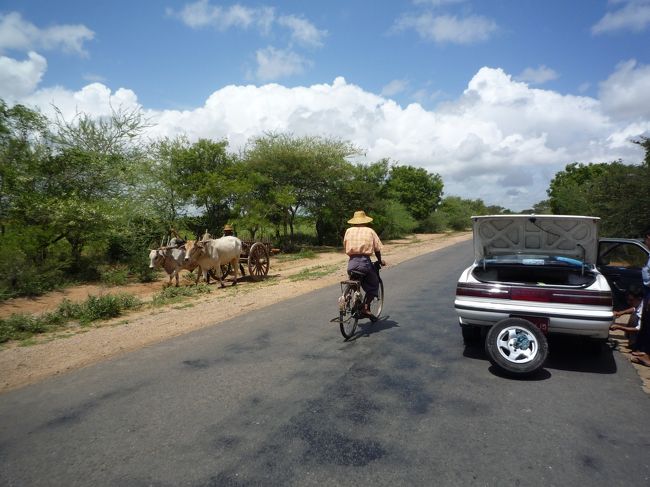 も隠喩和への街道は自転車も通るし、牛車も通るし、なんでもありです。<br />空がきれいだ事。