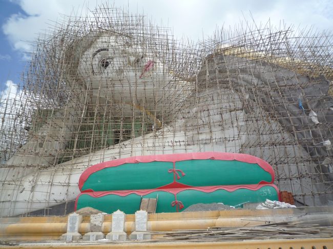 寝釈迦像、建築中です。<br />大きいですよ。みな信者の寄付で作られるのです。