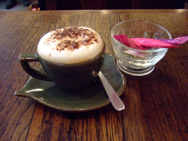 常連と思われる客が多い、小さなカフェへ。<br />勇気を出して入ってみました。<br />雑誌で見て行ってみたかったお店。