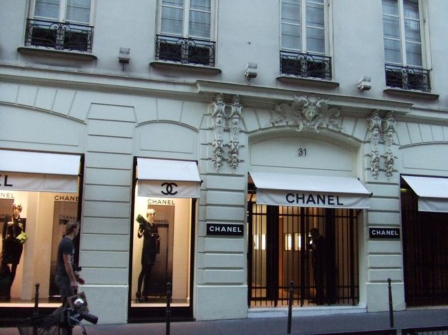シャネルの本店。<br />割と地味なところにあって、驚きました。