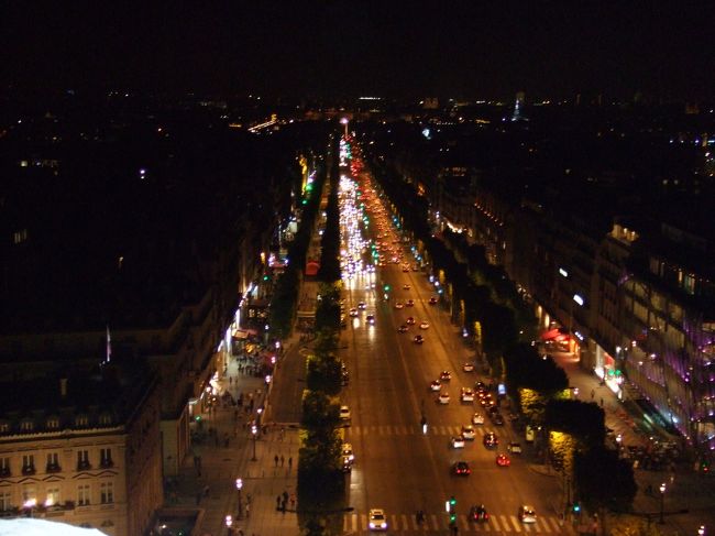 9時すぎに、凱旋門へ。<br />階段は思ったほどきつくなくてひと安心。<br />うまく写ってないけど、美しい夜景でした。<br />エッフェル塔もチカチカ光ってました！