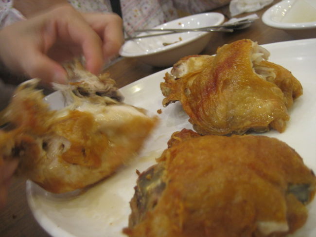 健康センターのローストチキン！<br />皮はカリカリ、中はジューシー。<br />まるごと１匹いただきました〜〜〜。