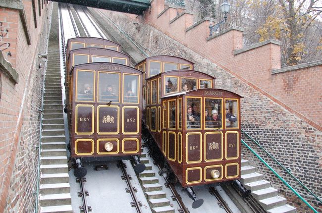 ３段式になっている珍しい形のケーブルカー