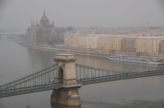 王宮の高台からドナウ川を挟んでブダペストのペスト側です。手前の橋はくさり橋。