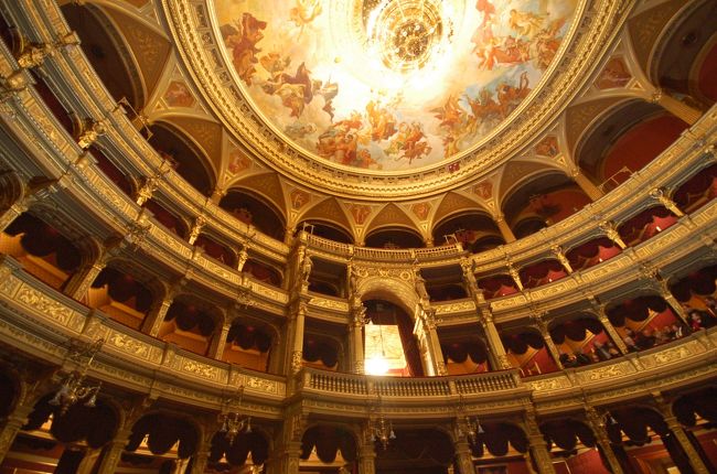 オペラ劇場の装飾はとにかく綺麗でした