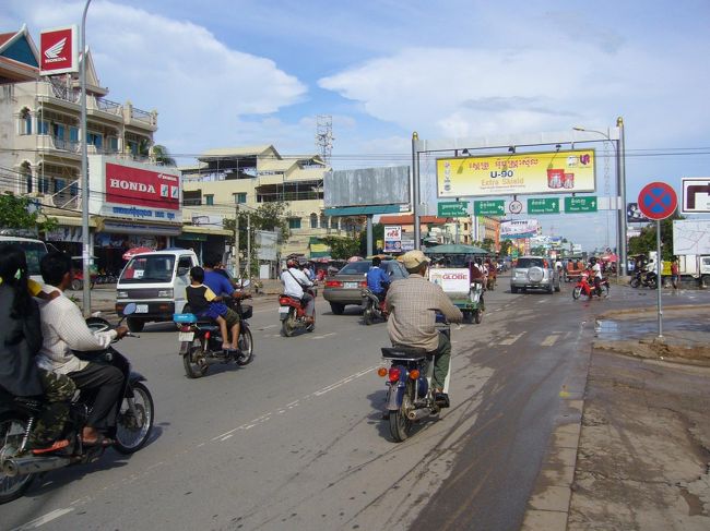さっそく宿の周りを探検開始。<br /><br />宿からちょっと歩くと大きな通り(国道6号線)にぶつかります。バイク、車、排気ガス…喧騒のカンボジア。