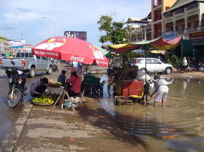 スコール後は、国道のすぐ後も一面水浸し！<br />この水はけの悪さも、なんだかカンボジア〜ン。