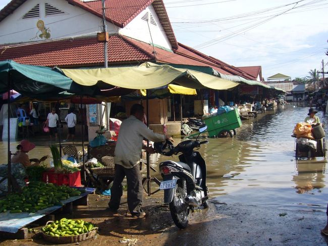 テクテク5分ほど歩いたら、プサールー(シェムリアップ最大の市場らしい)に到着。<br />ここもやっぱり水浸し。洪水状態です。