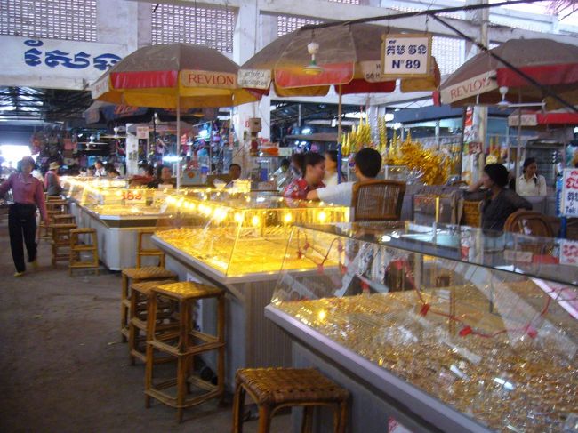 降りかかる水しぶきに負けず、なんとか内部に潜入。雑貨、食料、服etc…いろんなものが所狭しと並べられてました。<br />なんと、金のアクセサリー売り場も！まぶしい。。。