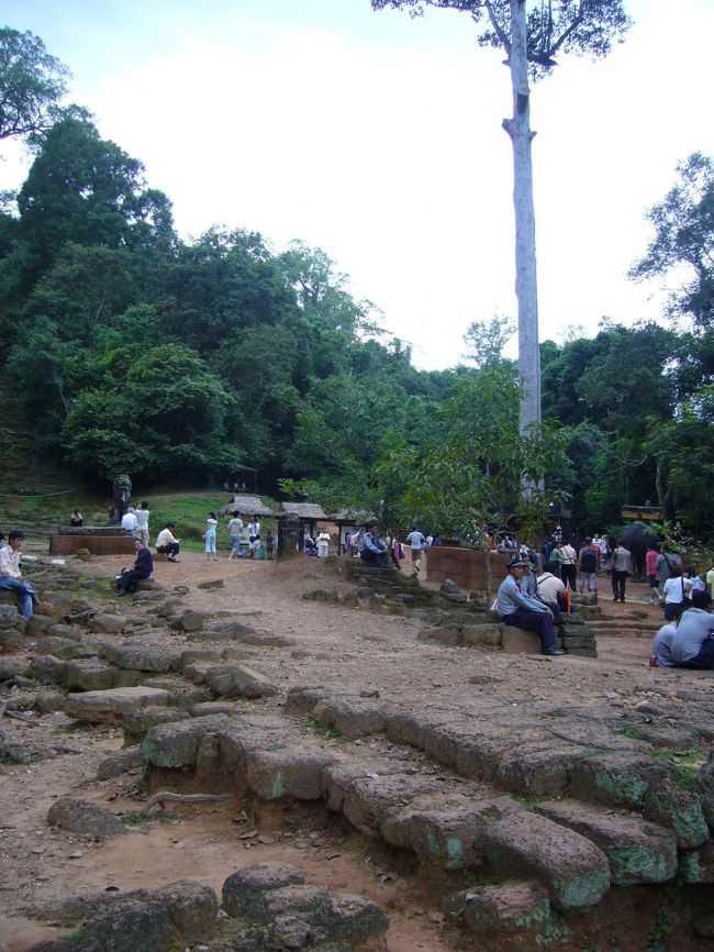 夕日で有名な『プノンバケン』にやってきました。<br />ここからテクテク山道を登っていきます。