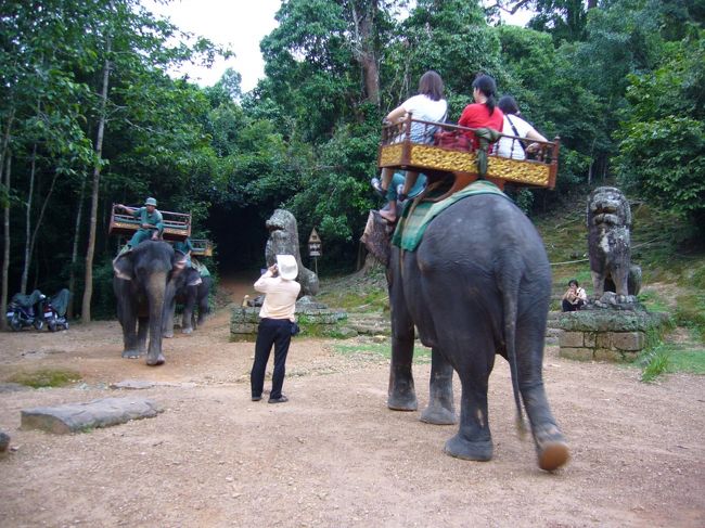 象さんの背中に揺られながら、山道を登ることも出来ます。<br />私は徒歩で、えっちらおっちら。