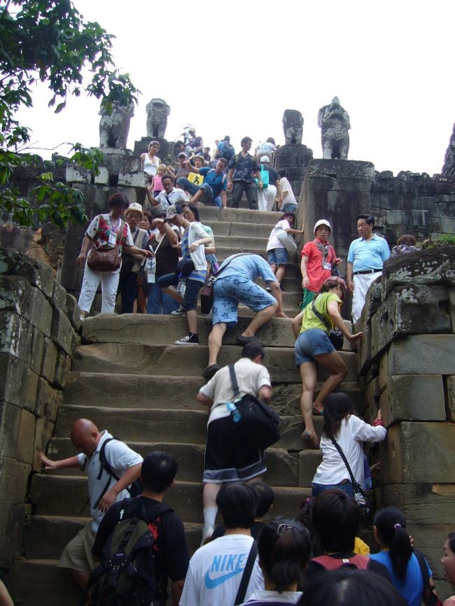 ものすごく急な階段…老若男女、美しい夕日を目指して、必死で上ってます。