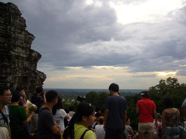 丘の上に到着！風がさわやか〜。<br />たくさんの観光客。みんなが夕日を心待ちにしています。<br />雲が多いけれど…夕日見られるか？！