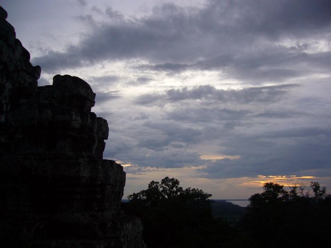 雲の間に夕日がチラリ。<br />このあとすぐに暗くなってしまい、オレンジ色に染まる空は見られず…<br />