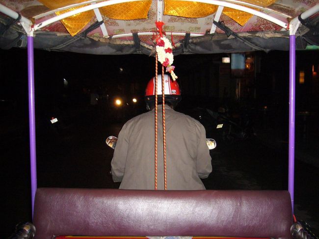 夕ご飯の後、一人でお茶しに夜の街へ。　<br />バイクタクシーよりもトゥクトゥクの方が快適度○。