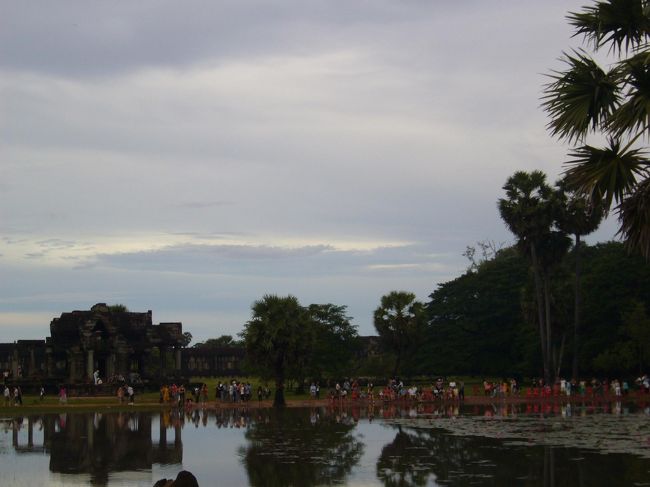 反対側から。並べられた椅子に座って、たくさんの観光客が朝日を待ってました。<br />ちなみに椅子代：1人US1ドル。