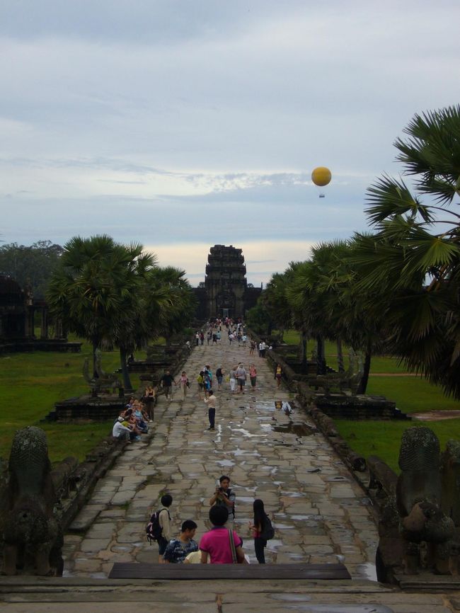 さてさて。日も昇ったことだし、宿に帰って朝ごはんにしましょう。<br />前方の空にはアンコールバルーンが。<br />気球に乗って朝のアンコールワットを眺めるのも、気持ち良さそう。