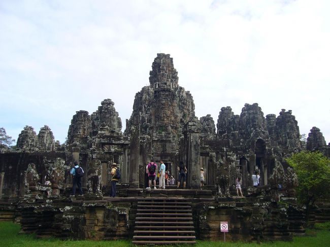 バイヨン到着。まずは正面から。