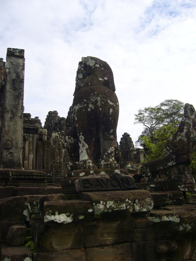 入り口では、シンハ(獅子)が迎えてくれます。<br />シンハの前には、『BAVON』の文字。<br />(犬小屋の名札的？ｗ 失礼、不謹慎。)<br /><br />いざ中に入っていきましょう〜。